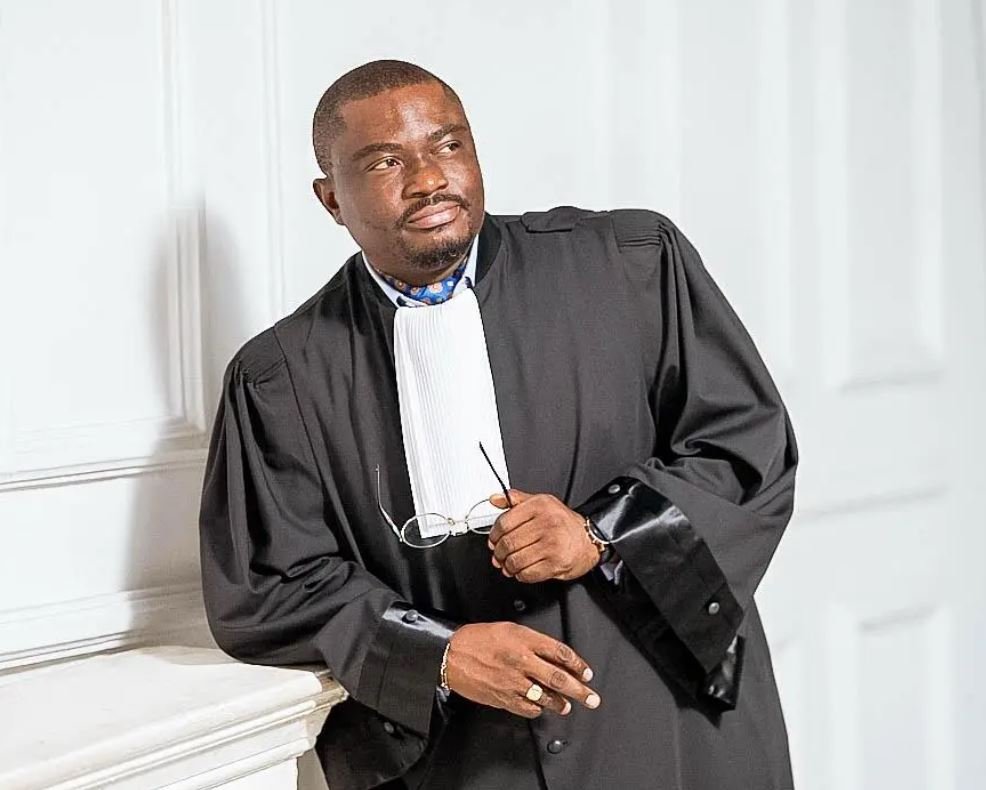 Maître Carlos Ngwapitshi Ngwamashi en robe d’avocat