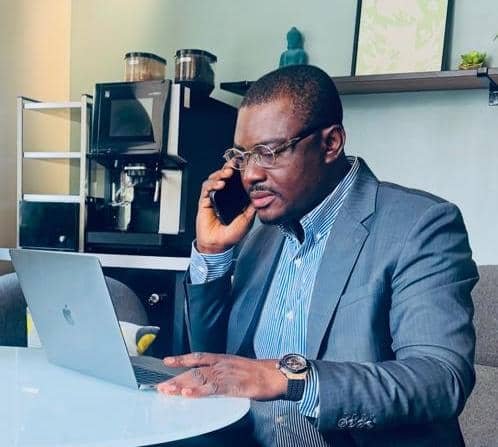 Maître Carlos Ngwapitshi Ngwamashi au travail
